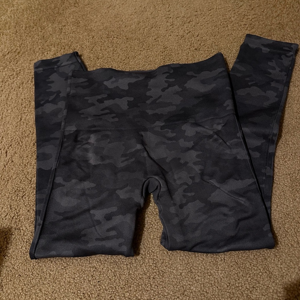 Spanx Camo High Rise Cropped Leggings gray